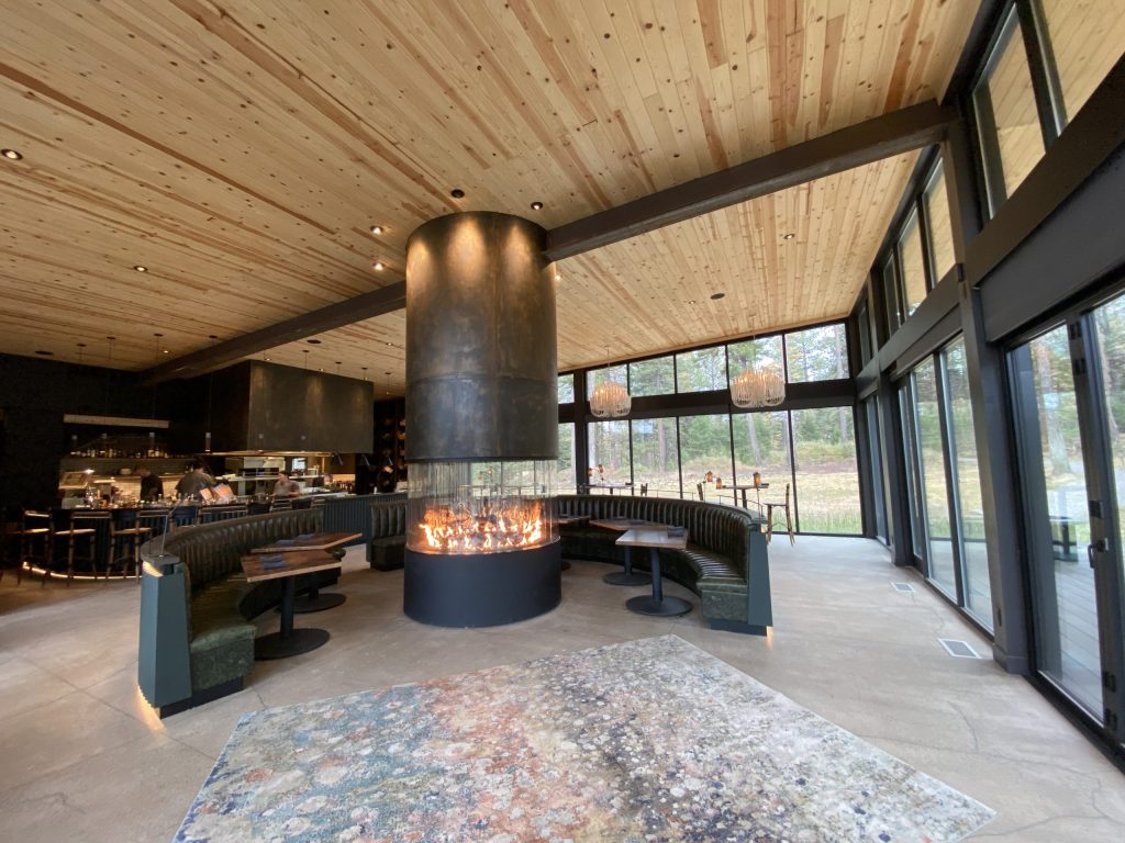 a restaurant with a circular fireplace
