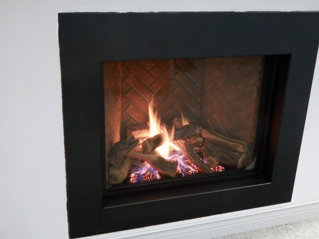 Acucraft Direct Vent 32-Inch Single Sided Gas Fireplace with Logs (2)