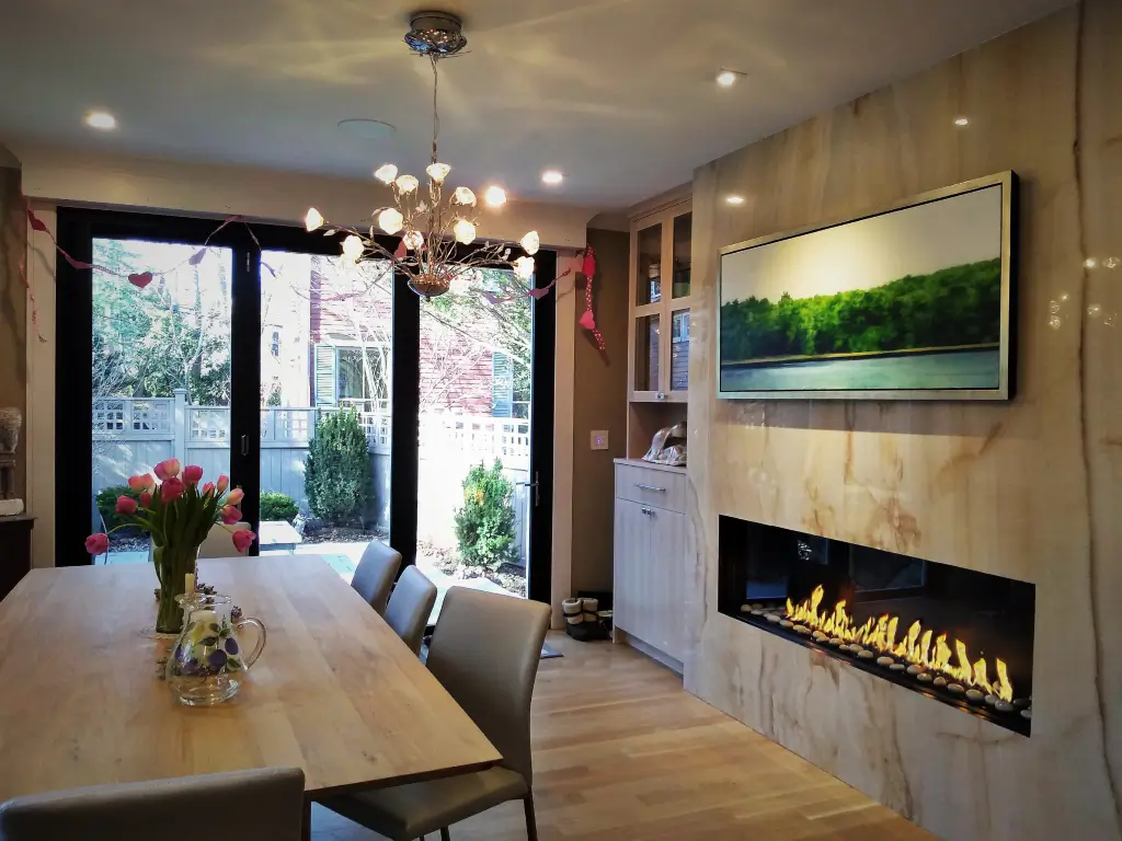 Acucraft Signature single-sided linear gas fireplace in a dining room